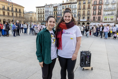 Asenna y alumnos de la Escuela Navarra de Teatro protagonizaron un acto este jueves, 14 de marzo, en la Plaza del Castillo, para concienciar sobre la endometriosis.