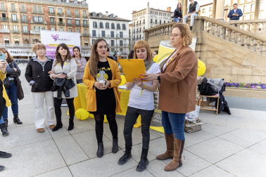 Asenna y alumnos de la Escuela Navarra de Teatro protagonizaron un acto este jueves, 14 de marzo, en la Plaza del Castillo, para concienciar sobre la endometriosis.