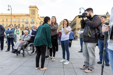 Asenna y alumnos de la Escuela Navarra de Teatro protagonizaron un acto este jueves, 14 de marzo, en la Plaza del Castillo, para concienciar sobre la endometriosis.