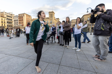 Asenna y alumnos de la Escuela Navarra de Teatro protagonizaron un acto este jueves, 14 de marzo, en la Plaza del Castillo, para concienciar sobre la endometriosis.