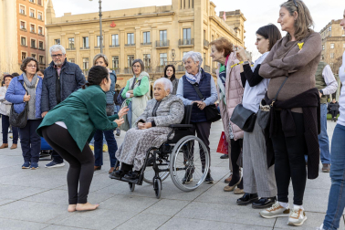 Asenna y alumnos de la Escuela Navarra de Teatro protagonizaron un acto este jueves, 14 de marzo, en la Plaza del Castillo, para concienciar sobre la endometriosis.