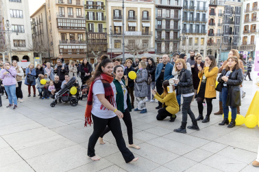 Asenna y alumnos de la Escuela Navarra de Teatro protagonizaron un acto este jueves, 14 de marzo, en la Plaza del Castillo, para concienciar sobre la endometriosis.