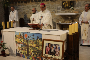 El arzobispo Florencio Roselló presidió la eucaristía. Bajo la mesa del altar, una fotografía con las tres fundadoras: Camino Sanz Orrio, Concha Arraiza y Teresa Unzu. Con él, el abad de Leyre y el rector de los jesuitas de Javier.