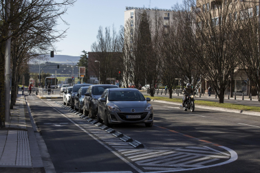 La avenida de Pío XII, con coches junto al carril bici