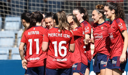 Las jugadoras de Osasuna Femenino se felicitan tras uno de los goles
