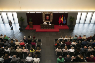 Fotos del acto de homenaje a los empleados del Gobierno de Navarra jubilados o fallecidos en 2023. /
