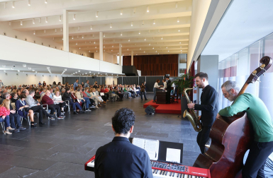 Fotos del acto de homenaje a los empleados del Gobierno de Navarra jubilados o fallecidos en 2023. /