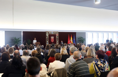 Fotos del acto de homenaje a los empleados del Gobierno de Navarra jubilados o fallecidos en 2023. /