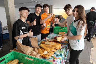 Imágenes de la 'Operación Bocata' solidaria del colegio Anunciata de Tudela
