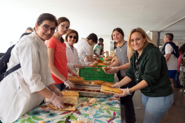 Imágenes de la 'Operación Bocata' solidaria del colegio Anunciata de Tudela