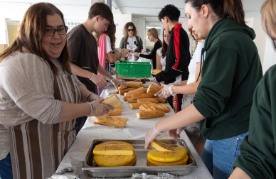 Imágenes de la 'Operación Bocata' solidaria del colegio Anunciata de Tudela