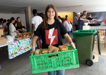 Imágenes de la 'Operación Bocata' solidaria del colegio Anunciata de Tudela