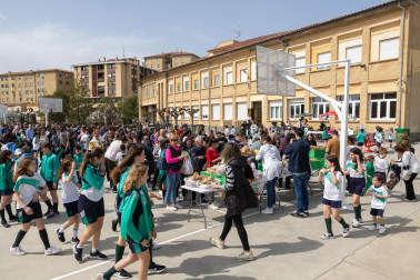 Imágenes de la 'Operación Bocata' solidaria del colegio Anunciata de Tudela