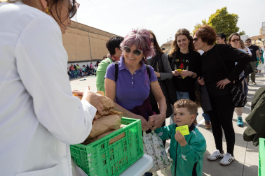 Imágenes de la 'Operación Bocata' solidaria del colegio Anunciata de Tudela