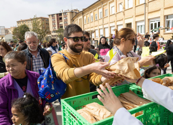Imágenes de la 'Operación Bocata' solidaria del colegio Anunciata de Tudela