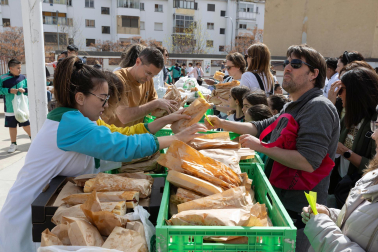 Imágenes de la 'Operación Bocata' solidaria del colegio Anunciata de Tudela