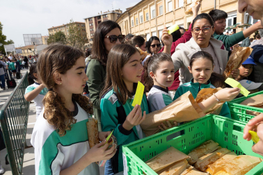 Imágenes de la 'Operación Bocata' solidaria del colegio Anunciata de Tudela