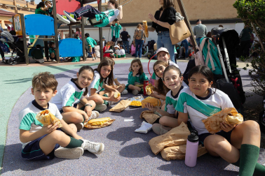 Imágenes de la 'Operación Bocata' solidaria del colegio Anunciata de Tudela
