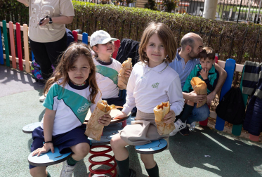 Imágenes de la 'Operación Bocata' solidaria del colegio Anunciata de Tudela
