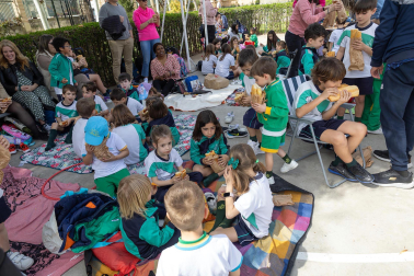 Imágenes de la 'Operación Bocata' solidaria del colegio Anunciata de Tudela