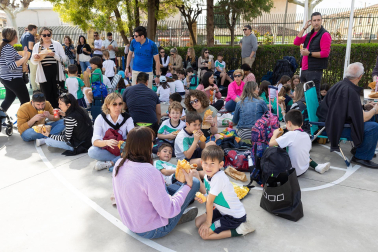 Imágenes de la 'Operación Bocata' solidaria del colegio Anunciata de Tudela