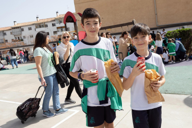 Imágenes de la 'Operación Bocata' solidaria del colegio Anunciata de Tudela