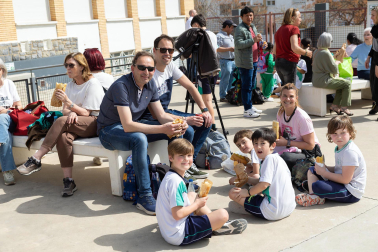 Imágenes de la 'Operación Bocata' solidaria del colegio Anunciata de Tudela