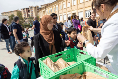 Imágenes de la 'Operación Bocata' solidaria del colegio Anunciata de Tudela