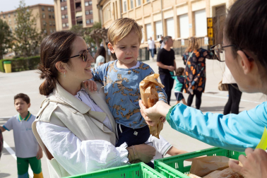 Imágenes de la 'Operación Bocata' solidaria del colegio Anunciata de Tudela