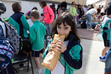 Imágenes de la 'Operación Bocata' solidaria del colegio Anunciata de Tudela