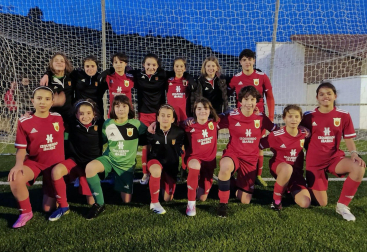 La selección navarra femenina de fútbol sub-12, posa en un partido amistoso frente a La Rioja