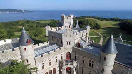 Cerca de la costa de Hendaya está abierto al público el castillo de Abbadia, lugar erigido por el etnólogo, geógrafo y hombre de ciencias Antoine d’Abbadie