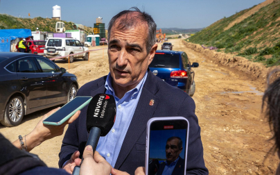 El consejero Óscar Chivite habla con los periodistas este viernes en su visita a la conexión entre las dos bocas del túnel de Monte Plano, en el tramo Olite-Tafalla Sur del TAV.