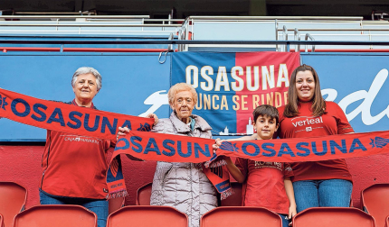 Mariví, Victoria, Mateo y Oihana, en sus localidades de la Grada de Preferencia