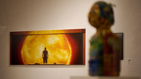 'Sunshine (Danny Boyle, 2007)' al fondo, obra de Kepa Garraza