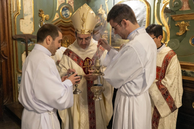 Fotos de la misa crismal en la catedral de Pamplona