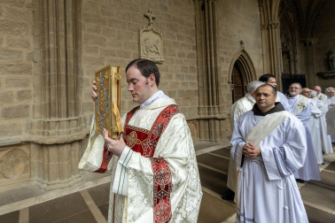Fotos de la misa crismal en la catedral de Pamplona