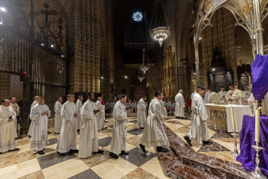 Fotos de la misa crismal en la catedral de Pamplona