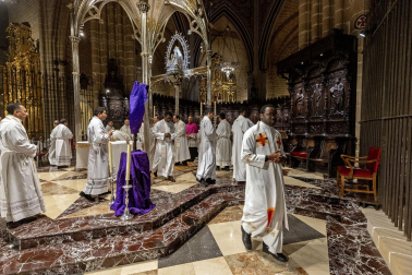 Fotos de la misa crismal en la catedral de Pamplona