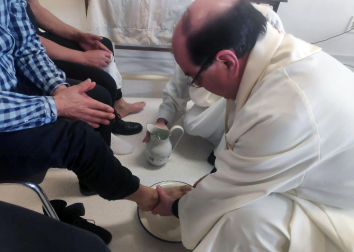 El arzobispo Florencio Roselló lava los pies de varios reclusos en la cárcel de Pamplona este Jueves Santo.