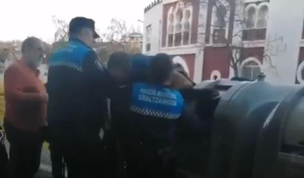 Vídeo de la policía sacando a una persona de un contenedor de basura en Estella