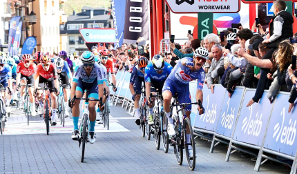 Quinten Hermans levanta el brazo tras vencer al esprint en la tercera etapa de la Vuelta al país Vasco con meta en Alsasua.