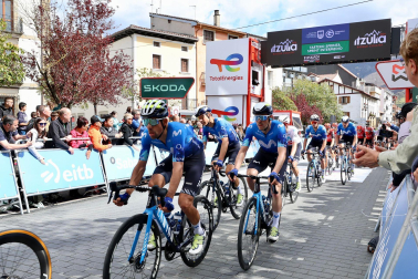 Primer paso por Alsasua del pelotón de la Vuelta al País Vasco en la tercerta etapa./