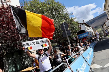 Primer paso por Alsasua del pelotón de la Vuelta al País Vasco en la tercerta etapa./