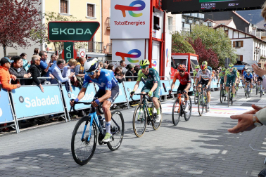 Primer paso por Alsasua del pelotón de la Vuelta al País Vasco en la tercerta etapa./
