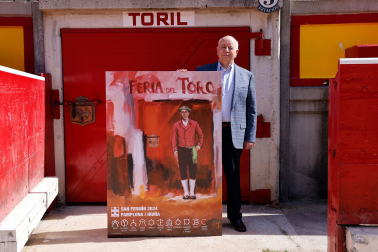 El pintor santanderino Indalecio Sobrino Junco, junto al cartel que anunciará la Feria del Toro de este año