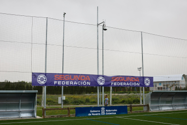 La cámara, colocada arriba entre los banquillos en el campo A2