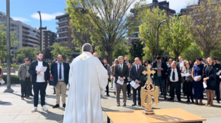 Joaquín Galve, presidente del TSJN, ha participado este jueves en el recibimiento del Ángel de Aralar fuera de las instalaciones del Palacio de Navarra. Es la segunda ocasión en la que este tradicional acto se celebra en el exterior, tras la negativa en 2023 del consejero de Justicia de la pasada legislatura, Eduardo Santos, a recibirlo dentro.