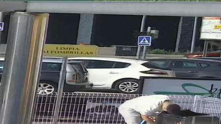 Momento del robo con fuerza de dinero en una máquina de lavadero de Tudela