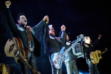 Fotos del concierto de Los Tigres en el Navarra Arena. /